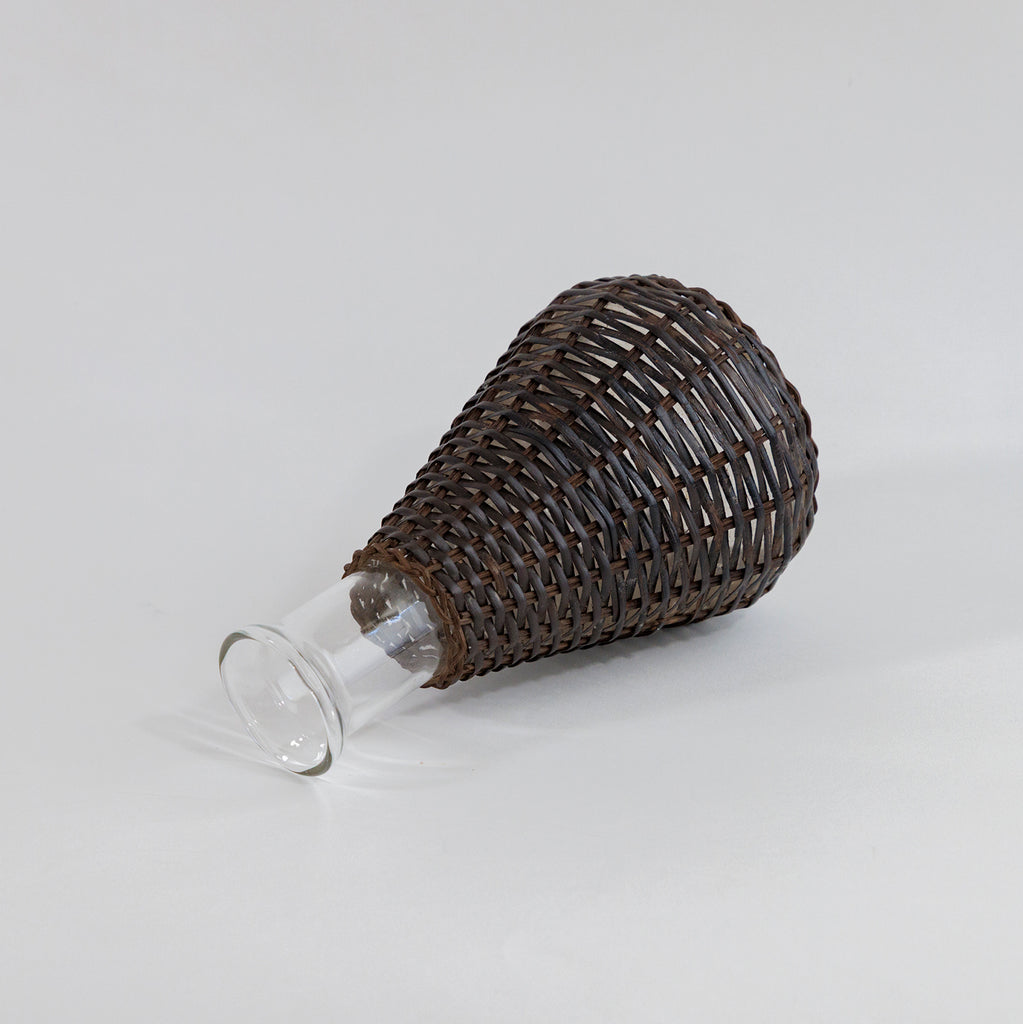 籐編みのカラフェ